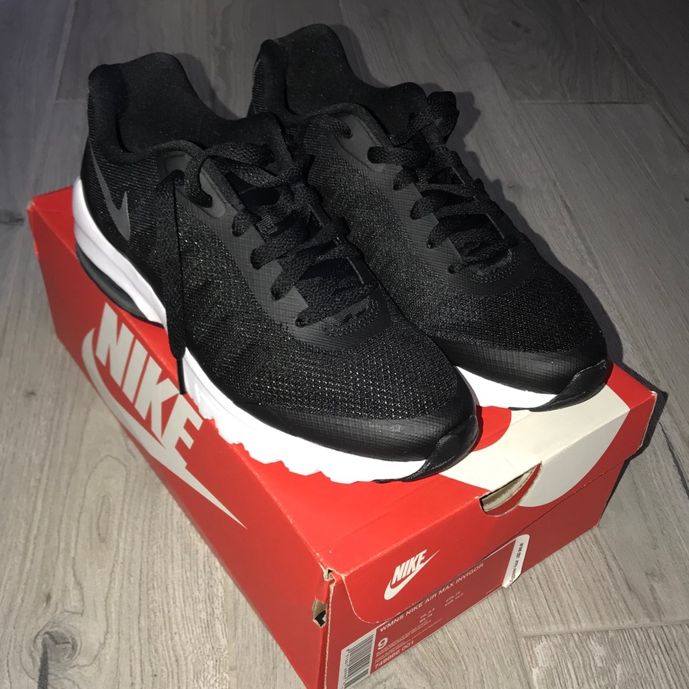 🆕🖤🤍Women’s Nike Air Max Invigor Size 9 - Picture 2 of 8